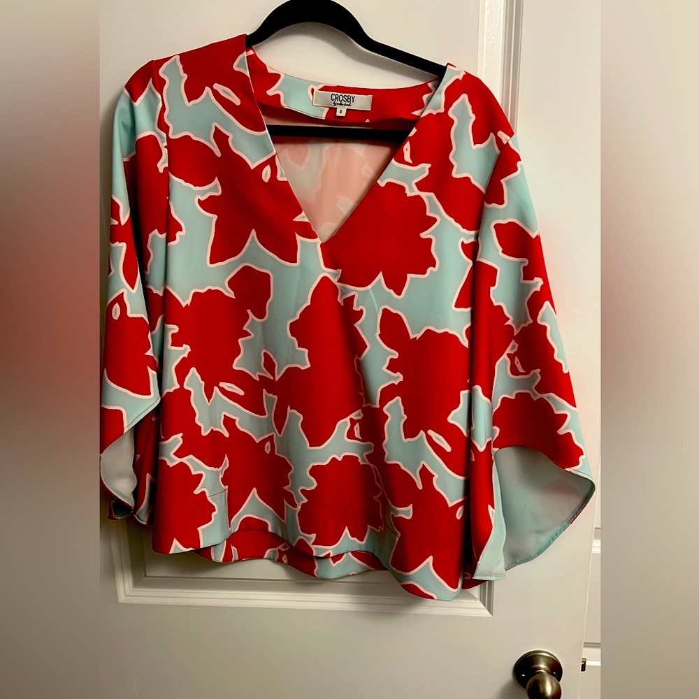 Crosby adorable too size M with sleeve detail